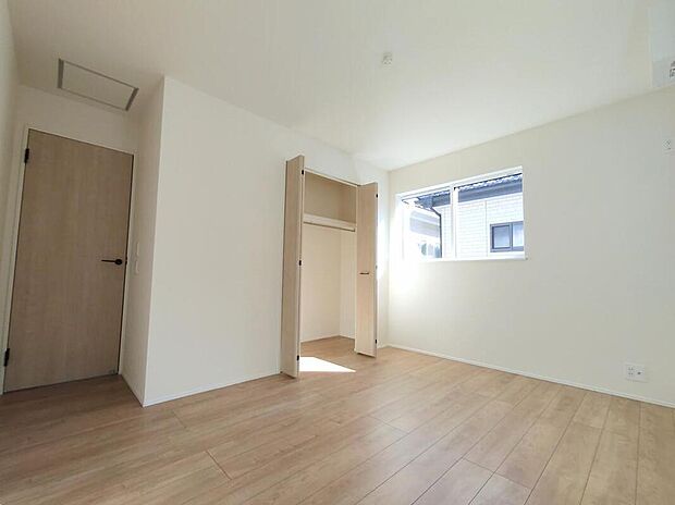 【リビング以外の居室】プライベートな時間をゆったり過ごせる落ち着いた居室、
採光・通風に優れ、快適にお過ごしいただけます。