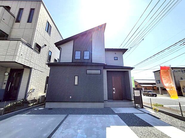 【現地外観写真】明るく清潔感のある外観が印象的。
シンプルで飽きのこないデザインが住まう人に心地よさを与えます