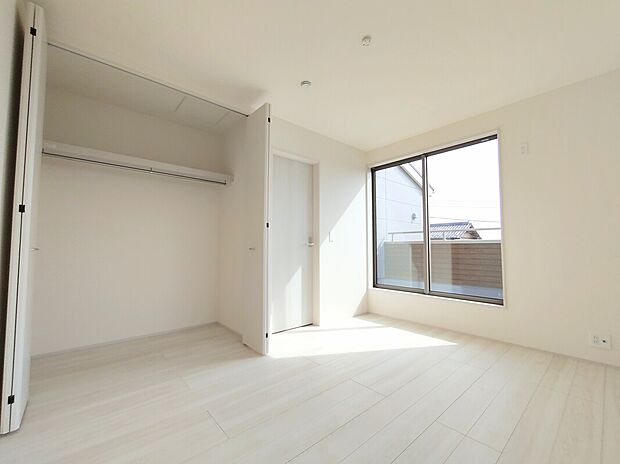 【リビング以外の居室】◆大きなクローゼットはお洋服もすっきり収納可能♪