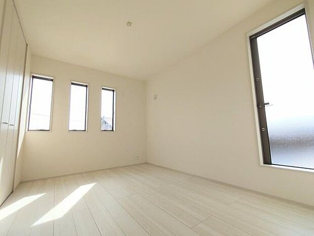 【リビング以外の居室】◆明るく風通しの良い居室は、毎日の暮らしを快適に彩る空間。家具も配置しやすく使い勝手の良い間取りです。