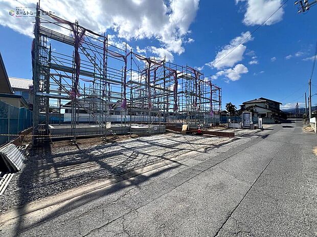 【前面道路含む現地写真】交通量の少ない生活道路なので、4台分のお車の出し入れも安心です♪