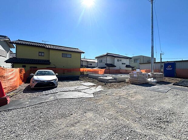 【現地外観写真】周辺に高い建物が少なく、空が広く感じられるロケーション。開放的な雰囲気がお好きな方にぴったりです。現地（2026年3月）撮影