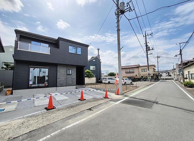【前面道路含む現地写真】ゆとりの道路幅で、毎日の駐車や出し入れもストレスフリー。家族みんなが安心して利用でき、快適な暮らしを支える住環境が整っています。