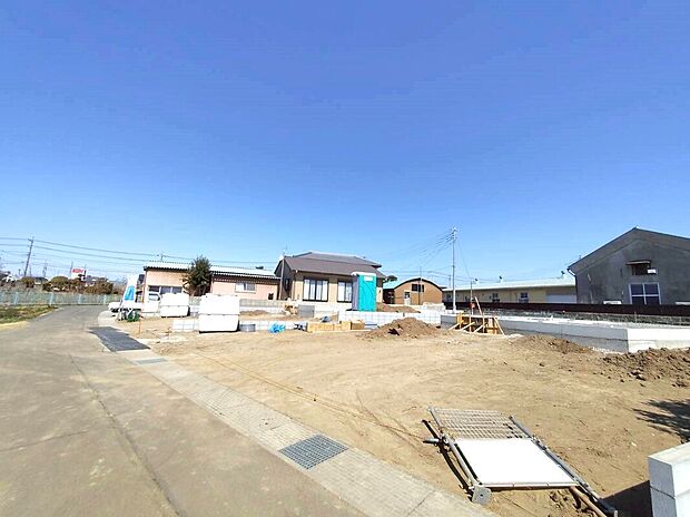 【前面道路含む現地写真】休日にご家族揃ってご見学はいかがでしょうか♪実際の現地を見てみると図面などではわからない、新たな発見もありますのでまずはお気軽にお問い合わせください!