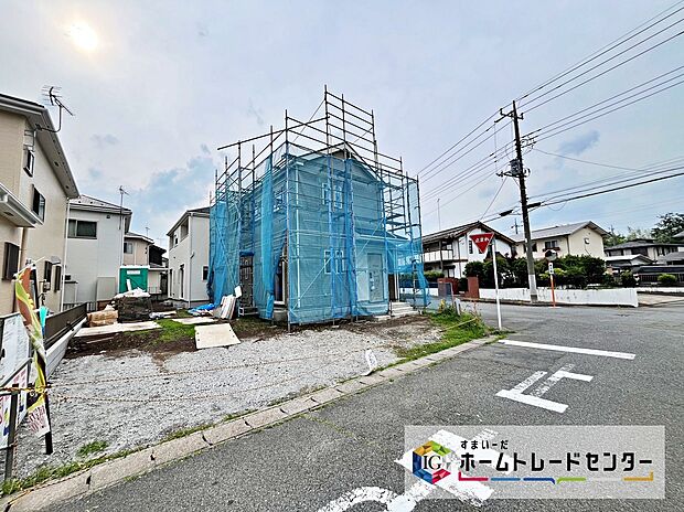 【前面道路含む現地写真】お客様の大切な住まいと安全を守る住宅だからこそ、実際の建物のつくりや安心感をぜひ現地でご体感ください。