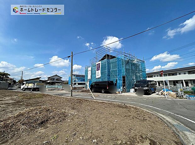 【前面道路含む現地写真】◆休日に家族揃ってご見学はいかがでしょうか♪耐震構造で地震に強く、次代へ繋ぐ強固な住宅です♪