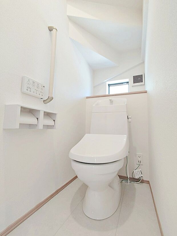【【トイレ】】窓付きのトイレスペース。陽射し差し込む明るい空間となっております。また、換気環境も良好です。
