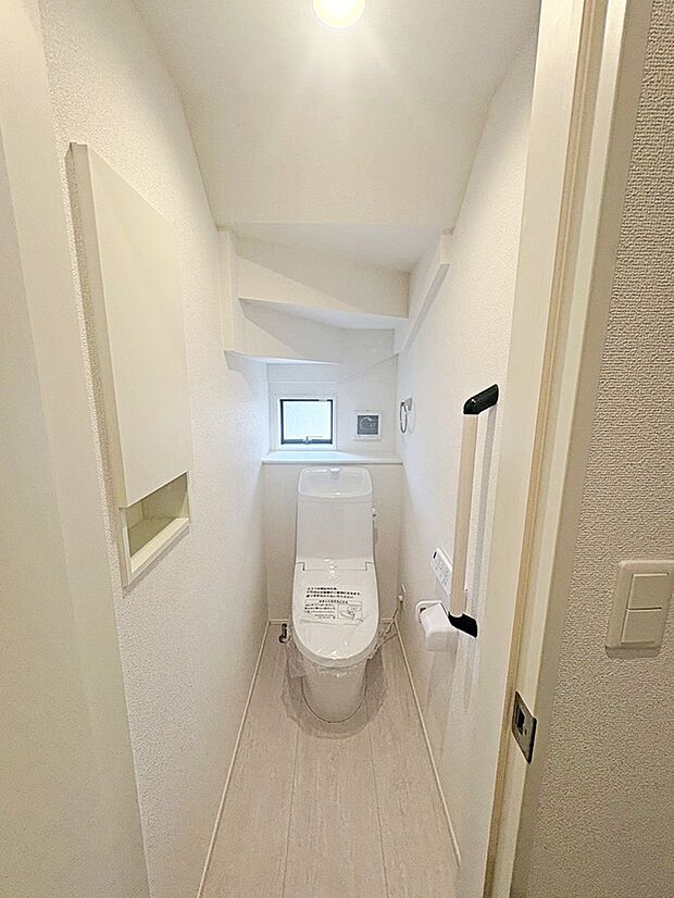 【【トイレ】】1号棟◇窓付きのトイレスペース。陽射し差し込む明るい空間となっております。また、換気環境も良好です。