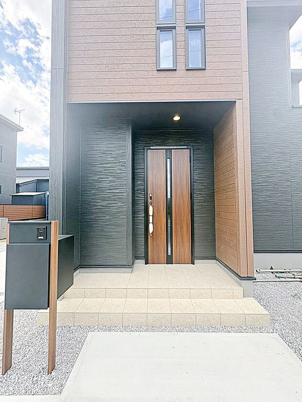 【現地外観写真】1号棟◆洗練されたデザインのお洒落なお住まいです。ゆとりの広さを誇る魅力あふれる邸宅の完成です。