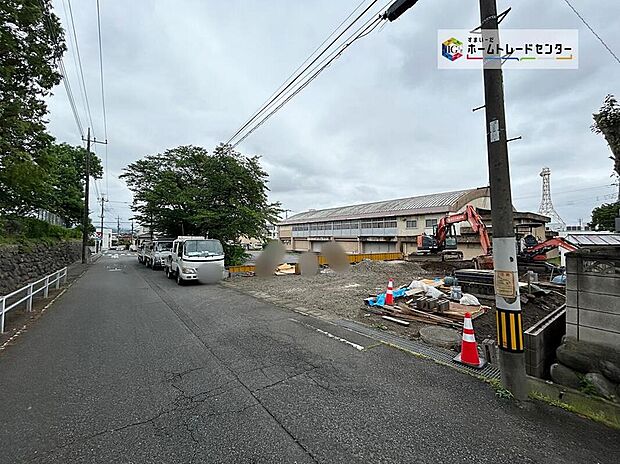 【前面道路含む現地写真】1号棟◆飯田グループホールディングス唯一の販売専門会社のホームトレードセンターの社員が直接、当物件をご案内いたします。見学希望、資料請求等、お気軽にお問い合わせくださいませ♪