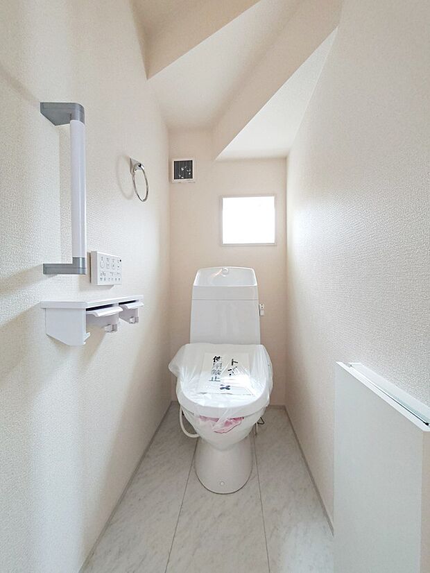【【トイレ】】1号棟◇窓付きのトイレスペース。陽射し差し込む明るい空間となっております。また、換気環境も良好です。