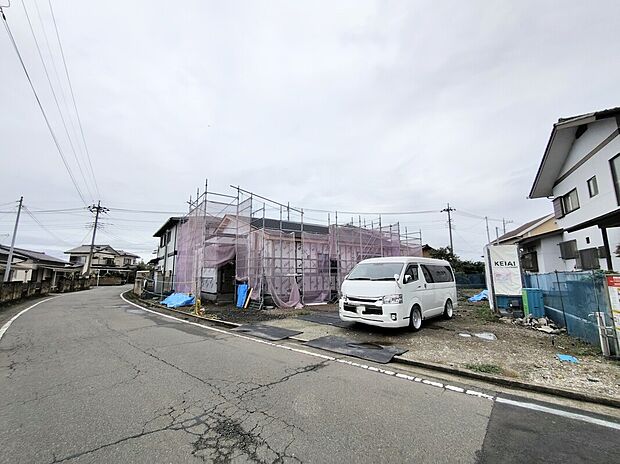 【前面道路含む現地写真】生活がしやすい平屋建て！ウォークインクローゼットや浴室乾燥機、ランドリールームを完備しており、毎日の生活も快適です。
現地（2026年7月）撮影