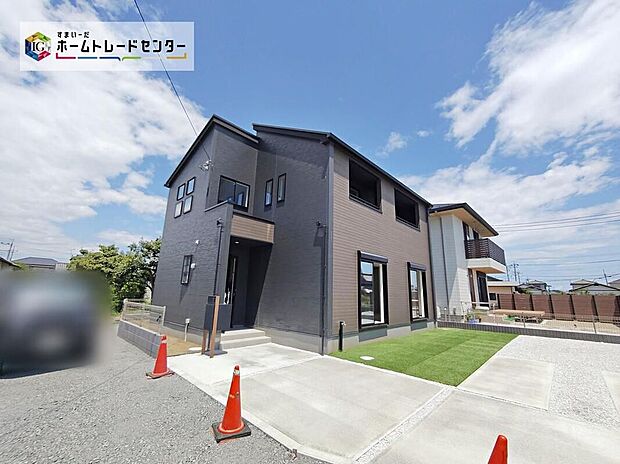 【現地外観写真】ダークカラーの外壁が印象的な木造2階建。敷地約299.3m2、カースペース4台分と西10.5m・南6.0mの公道に面した前面道路が見受けられます。
