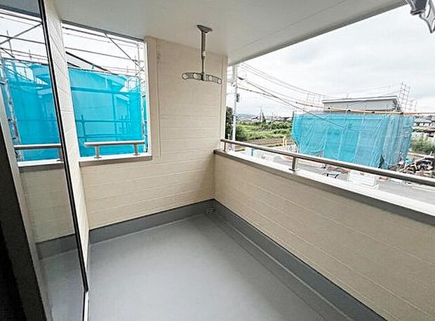 【バルコニー】3号棟◆屋根と手すりのあるバルコニーの写真です。天井付の物干し金具があり、雨天時でも洗濯物を干せる外部スペースです。