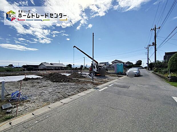 【前面道路含む現地写真】舗装された前面道路に面した、整形地。周りは住宅や緑豊かな畑が広がり、青空を仰ぐ開放的なロケーション。のびのびとしたゆとりある暮らしが叶います。