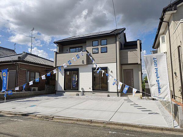 建物完成しました！内覧受付中　明るいカラーリングでシンプルな外観ですが、窓の配置や玄関ドアのカラーを合わせるなどですっきりと見せるデザインです。