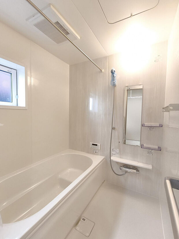 【【1号棟】】アクセントクロスを採用した浴室はオシャレで、一日の疲れが癒される空間に。高断熱浴槽を採用し、4時間たっても湯温低下は2.5℃以下なので光熱費の節約にもなります。