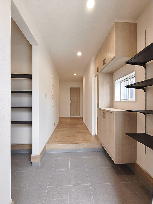 【【(3)号棟】】玄関土間収納＋可動棚4段で玄関スッキリ片付きます。