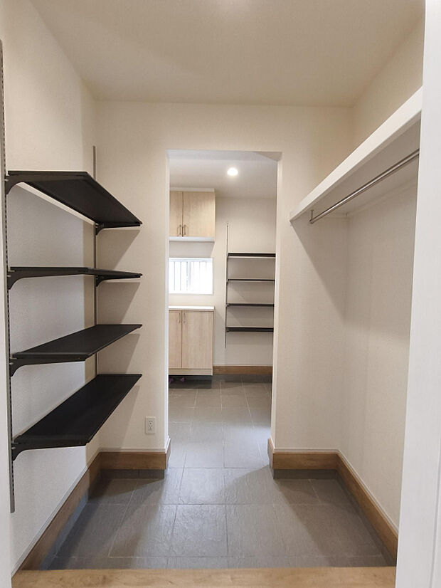 【【(3)号棟】】キッチン側から見た玄関。お買い物後もキッチンにラクラク運べます♪