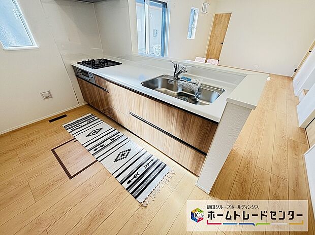 人気の対面式キッチン。お食事の準備をしながらでもご家族とのコミュニケーションを楽しめます♪ぜひご見学の際にはキッチンに立ち、生活をイメージしてください。
