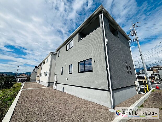 5号棟南外観
資料請求やご案内も即日対応いたします♪どのような建物か、間取りの広さは?など気になる点を一つ一つご説明させていただきます。