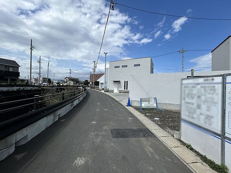 前道路を含む現地外観写真