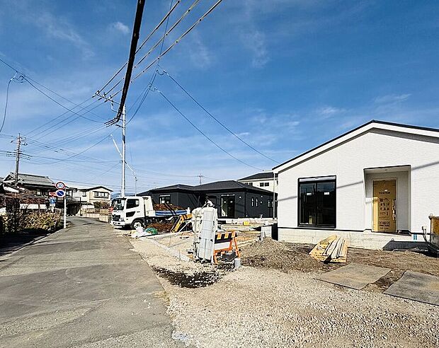 【前道路を含む現地外観写真】西側4.2～4.9ｍ幅の道路が接します