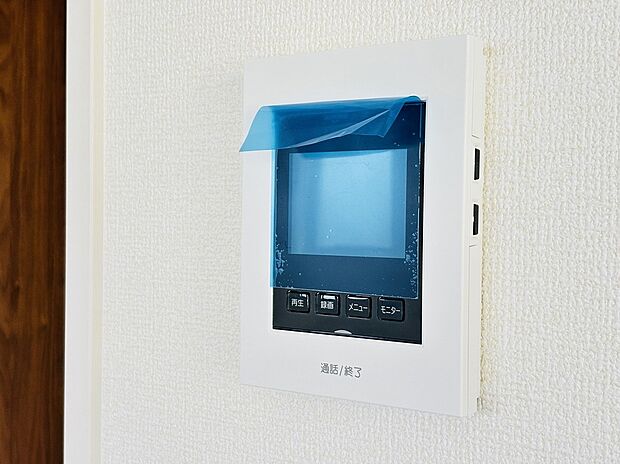 【【設備】TVモニター付きインターホン】録画機能もあり、どのような人が何時に来訪されたのかが分かります。防犯上はもちろん、お届け物などの把握にも便利です。ライトが付いているので、夜間でも安心です。