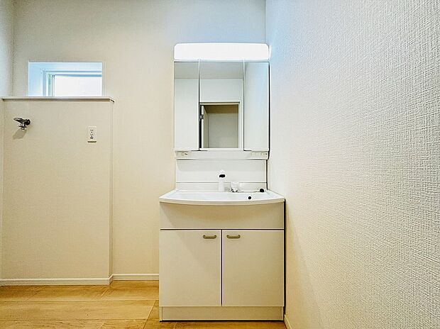 【【設備】三面鏡のシャンプードレッサー】鏡の裏に歯ブラシや化粧水、整髪料など小物を隠して収納でき、生活感を出さずに綺麗な空間に保てます。また、左右の鏡を動かすことで横や後ろ向きの姿をチェックできるのも嬉しいポイントですね♪