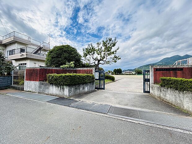 賎機中学校(約2,500m)