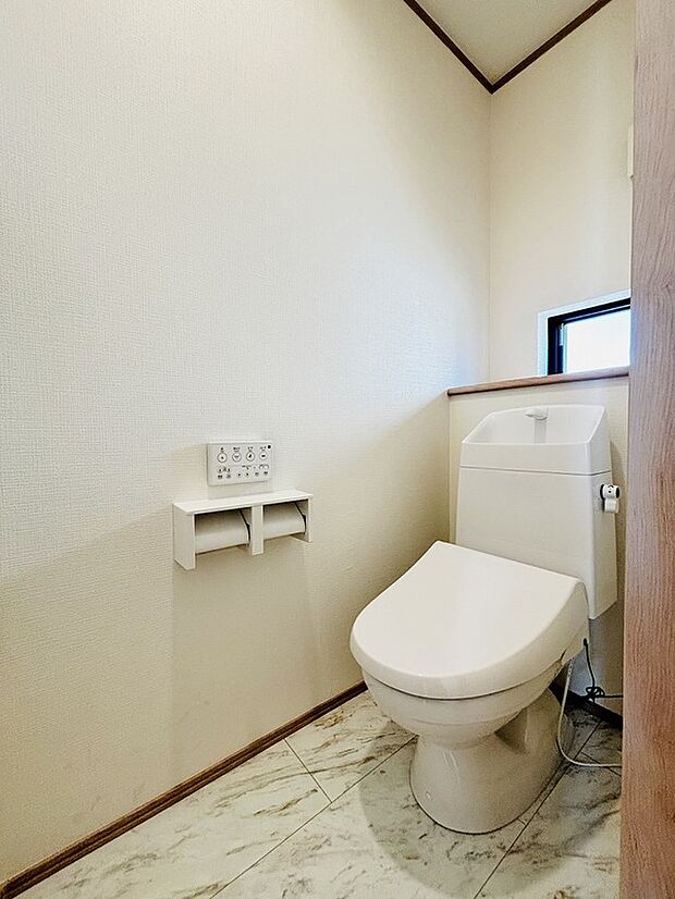 【【設備】シャワートイレ】1階、2期それぞれに窓が付くシャワートイレを設置しました。白を基調とした清潔感のある窓付きのトイレは陽射し差し込む明るい空間となり、換気環境も良好です