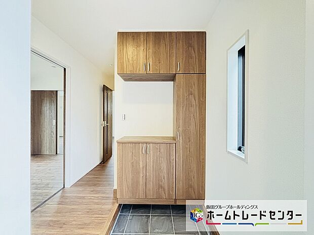 【☆Entrance Hall☆】２号棟～玄関ホール～
天井までのシューズボックスは容量もタップ・・小窓から採光が取れ明るい玄関ホールでお客様をお迎えできます