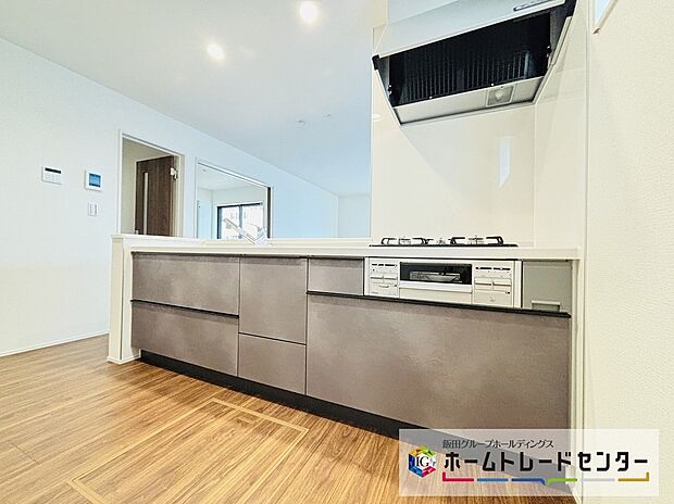 【☆Kitchen☆】２号棟～キッチン～
人気の対面式キッチン。お食事の準備をしながらでもご家族とのコミュニケーションを楽しめます♪ぜひご見学の際にはキッチンに立ち、生活をイメージしてください。