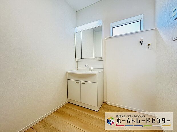 【☆Powder Room☆】～洗面室～
白を基調とした爽やかなサニタリースペース。清潔感のある快適空間です。毎日の身支度も気持ち良くお使い頂けます。