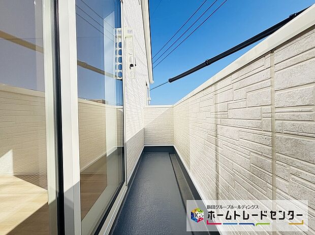 【☆Balcony☆】～バルコニー～
南東向きバルコニーは２洋室から出入りができます。屋根が付き天気の急変にも慌てず対応ができます