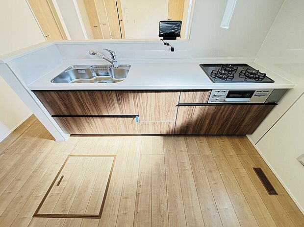 【【設備】床下収納】しばらく使わない調理器具や、めったに出さない食器などはキッチンの棚を圧迫しがち。床下収納に移動することで、空いたスペースを有効に使えるようになります。
