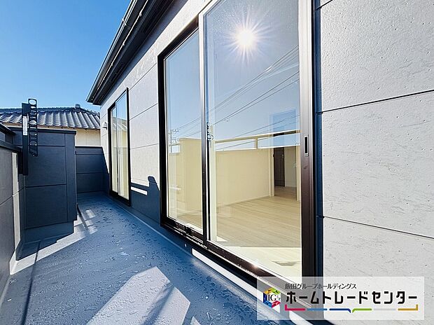 【☆Balcony☆】～バルコニー～
南東バルコニーは２洋室から出入りができます。遮る物もなく朝からたっぷりの日差しが入ります