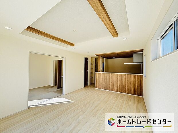 【☆Living☆】～LDK～
折上天井のリビングは窓も多く広々とした住空間です。自然光がたっぷり室内に降り注ぎ、居心地のよいリビング。ご家族の楽しい笑い声が聞こえてきそうです。