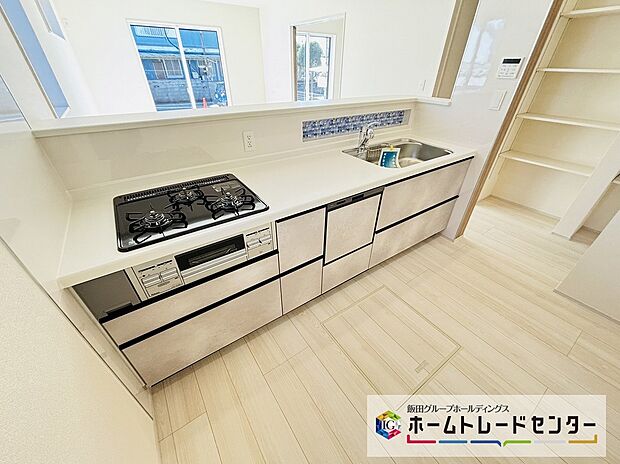 【☆Kitchen☆】～キッチン～
システムキッチンは収納力と使い勝手を追求したスライド引き出しです。スムーズな開閉でストレスなくお料理を楽しめます♪