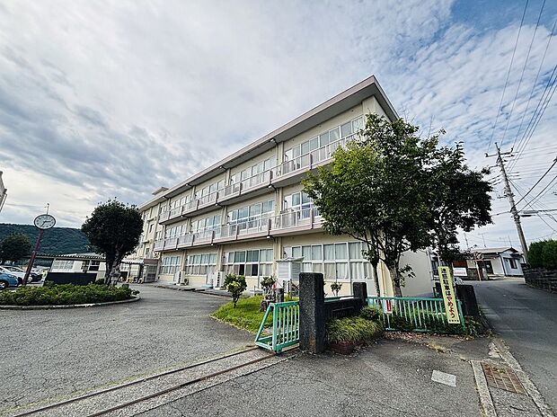 富丘小学校(約1,300m)