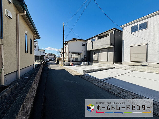 【前道路を含む現地外観写真】2棟は東側3.6m幅の公道が接します。交通量も少なく駐車もゆっくりできそうです