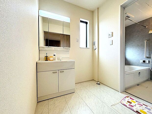 【【設備】三面鏡のシャンプードレッサー】鏡の裏に歯ブラシや化粧水、整髪料など小物を隠して収納でき、生活感を出さずに綺麗な空間に保てます。また、左右の鏡を動かすことで横や後ろ向きの姿をチェックできるのも嬉しいポイントですね♪
