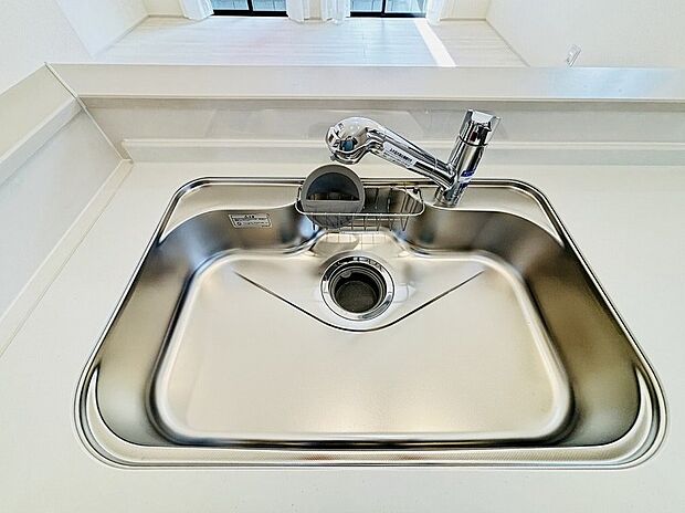 【【設備】一体型浄水器】浄水カートリッジ内蔵で場所を取らずに見た目もスッキリ。ノズルはシャワーヘッドになっておりお掃除も楽々です。
