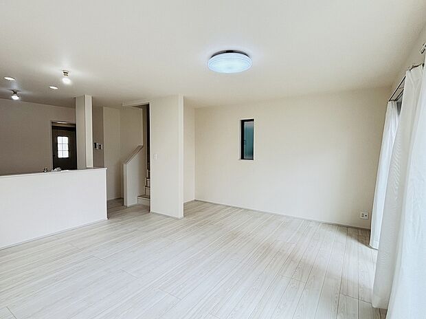 【【設備】リビングイン階段】帰宅時・外出時の自然なコミュニケーションを育むリビングイン階段を採用。家族が必ず顔を合わせて欲しい。そんな思いをこめています。
