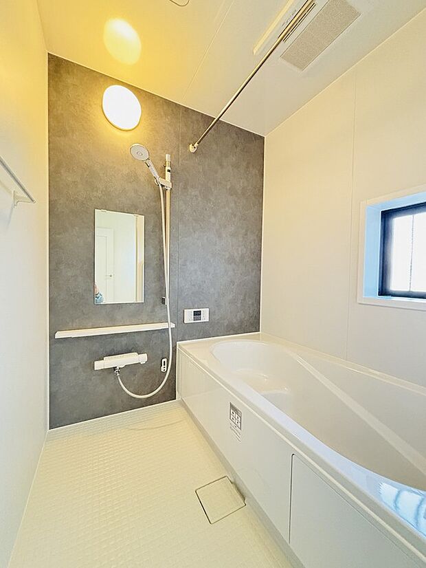 【【設備】浴室乾燥機】雨の日や冬場のお洗濯に嬉しい装備。洗濯物を乾かすだけでなく、入浴の度に換気機能で湿気を排出できるためカビの防止にもなります。