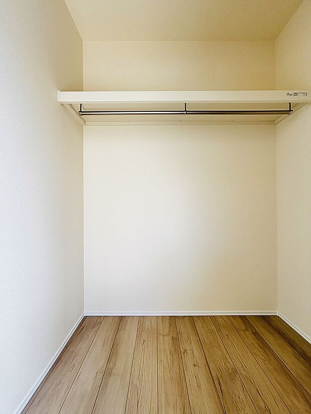 【【設備】ウォークインクローゼット収納】お子様との思い出もたっぷりしまえるウォークインクローゼット。衣類だけでなく、鞄などの小物からスーツケースやレジャー用品などの大きな物までたっぷり収納出来ます。