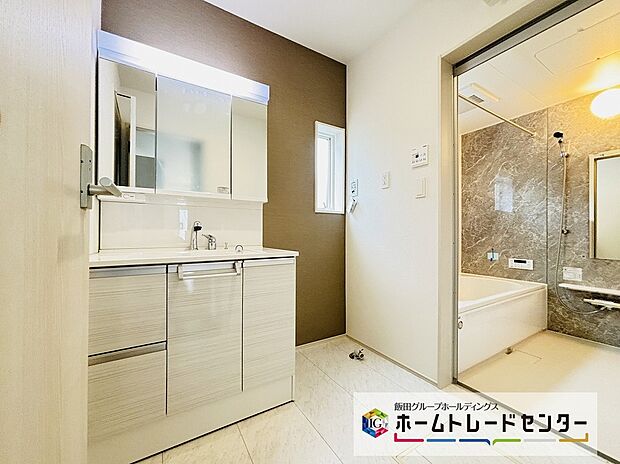 【☆Powder Room☆】三面鏡のシャンプードレッサーは鏡の後ろも収納ポケットで洗面用具はしっかり収納!湿気がたまりやすい洗面室ですが小窓がつき換気にもしています