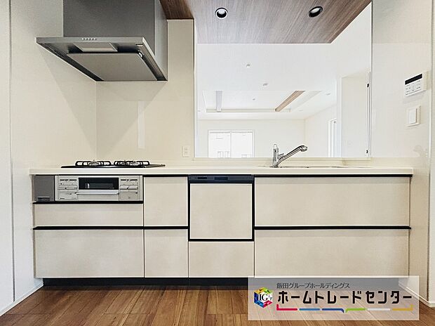 【☆Kitchen☆】人気の対面式キッチン。お食事の準備をしながらでもご家族とのコミュニケーションを楽しめます♪ぜひご見学の際にはキッチンに立ち、生活をイメージしてください。