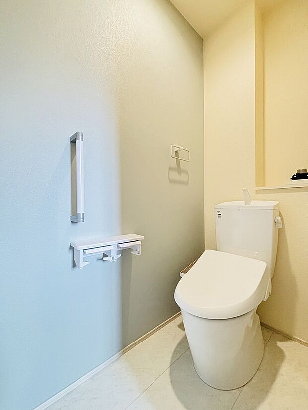 【【設備】シャワートレイ(1階・2階)】1階、2階それぞれにシャワートイレを設置しました。白を基調とした清潔感のあるトイレは換気環境も良好です