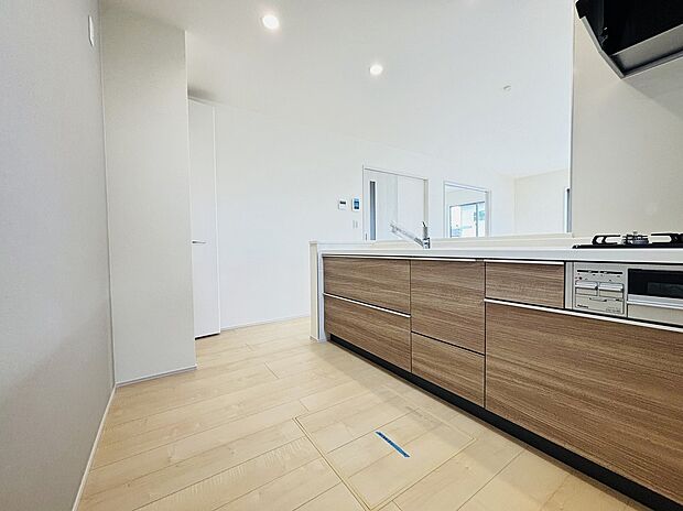 【【設備】床下収納】しばらく使わない調理器具や、めったに出さない食器などはキッチンの棚を圧迫しがち。床下収納に移動することで、空いたスペースを有効に使えるようになります。